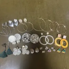 多様なデザインのピアス 16組セット