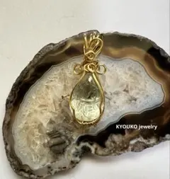 天然グリーンアメジスト（プラシオライト）フラワーカービング ネックレストップ