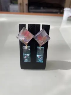 錦鯉が泳いでいるチャームの和風ピアス