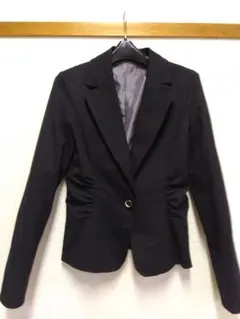 黒いテーラードジャケット