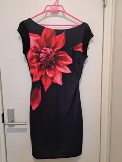 黒と赤の花柄 半袖ワンピース