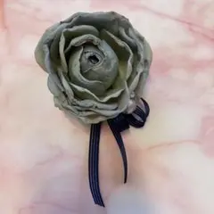 グレーの花デザインブローチ