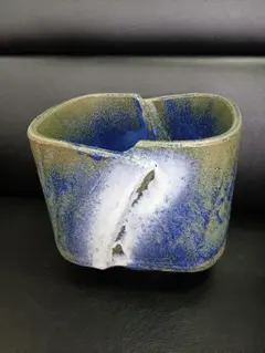 ユニークな形状の陶器の器