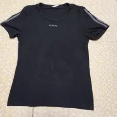 INGEBORG 黒 半袖Tシャツ 袖グレーのストライプ