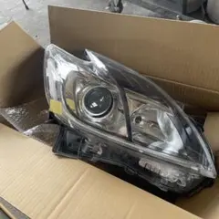 自動車用ヘッドライト 本体 30 プリウス 後期 右 Sグレードのサムネイル