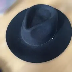 黒のウールハット