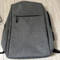 グレーのシンプルなリュック