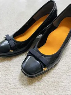 リボン付きブラックウェッジパンプス