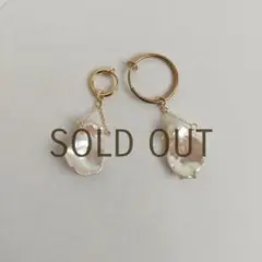 【14kgf】艶々ケシパールの揺れるピアスチャーム