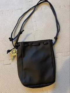 【美品】黒の合成皮革ショルダーバッグ