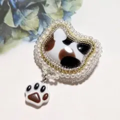 【ブローチ】ビーズ刺繡 猫 ネコ パール 猫の顔 肉球 揺れる肉球 三毛猫