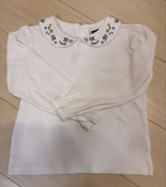 BeBe 刺繍入りホワイト長袖シャツ