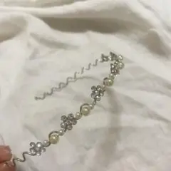 パールと花の装飾 カチューシャ　シルバー