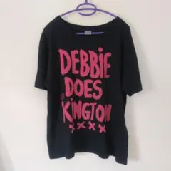 8/28まで！【RNA】DEBBIE DOES KINGTON 半袖Tシャツのサムネイル