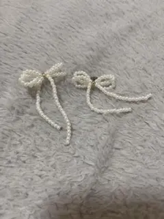 パールビーズ リボン型 ピアス