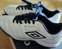 Umbro フットサルシューズ ホワイト/ネイビー ビスターサラ　TF