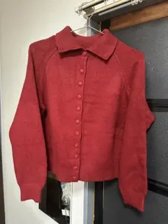 赤いボタン付きカーディガン