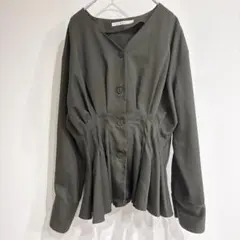 KBF Vネック ボタンブラウス カーキ　フレア One