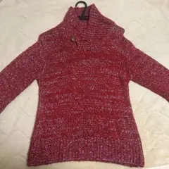 赤いニットセーター ボタン付き ハイネック