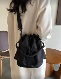 ブラック巾着型ショルダーバッグ