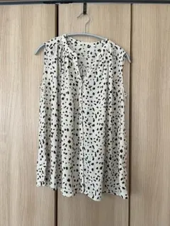 GU アイボリードットノースリーブシャツ