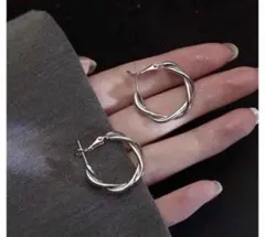 シンプル シルバー ピアス ツイストフープピアス 韓国風 上品 大人 ピアス