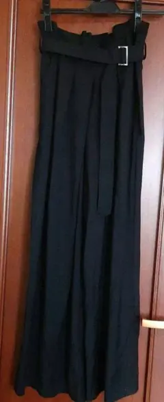 黒 ベルト付き プリーツのワイドパンツ（YAMADAYAで18000円位で購入）