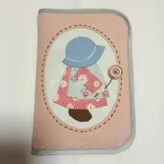 ハンドメイド　スーちゃんと花かごのアップリケと刺繍 お薬手帳・診察券ケース