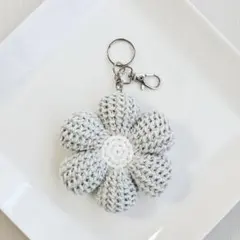 お花のキーホルダー 【ライトグレー‪✕‬ホワイト】