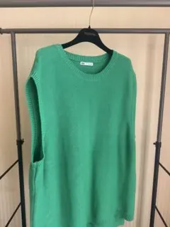 グリーン ノースリーブニット