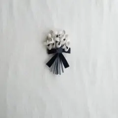 200ハンドメイドコサージュ布花ブローチすみれ入学式卒業成人式リボンシンプル白黒