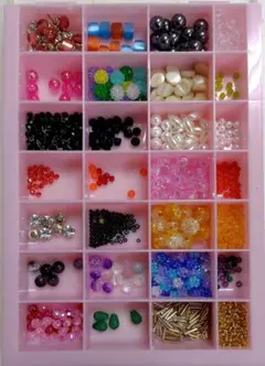 ビーズ多数セット 多彩な色と形 収納ボックス付き