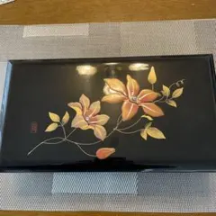 漆器 花柄装飾の箱　オルゴール、キー付き