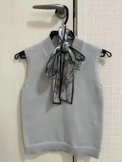 An MILLEノースリーブニット スカーフ付き