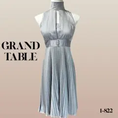 【超美品】GRAND TABLE ノースリーブ プリーツワンピース グレー　光沢のサムネイル