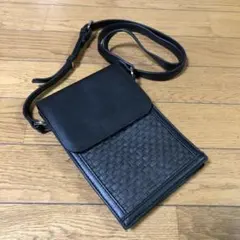 ブラックショルダーバッグ フラップ付き