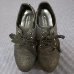 グリッター仕上げの黒い靴 中ヒール