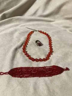 【赤色アクセサリー3点セット　ネックレス　リング　ブレスレット】