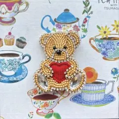 くま　ハートを持つくま　テディベア　ハンドメイドブローチ　ビーズ刺繍