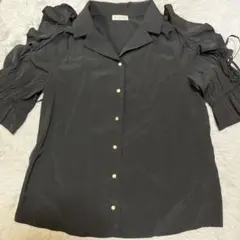 axes femme ブラック オープンショルダーブラウスFサイズ個性的ボタン金のサムネイル
