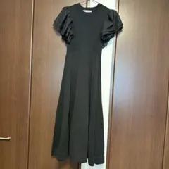 ROYAL PARTY フリルスリーブ ニットワンピース ブラックのサムネイル