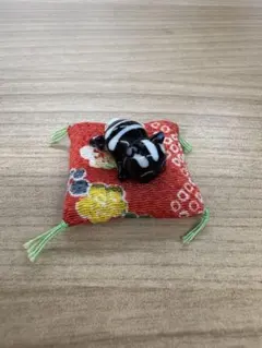 猫の置物　座布団付き