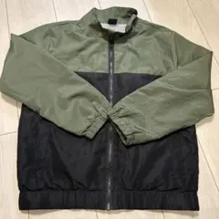 オリーブグリーンと黒のジャケット　シャカシャカ　アウター