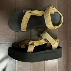 Teva スポーツサンダル 厚底 ゴールドのサムネイル