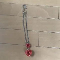 赤いハート型ネックレス