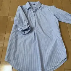 青と白のストライプ ボタン付きシャツ