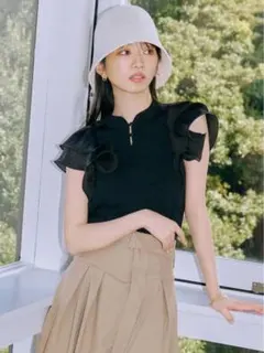 LILY BROWNフリル付き黒ノースリーブトップス