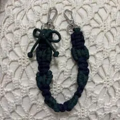 ダークグリーンとネイビーのスマホストラップ