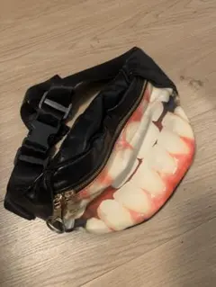 ベルリンデザイナーの歯デザイン ボディバッグ