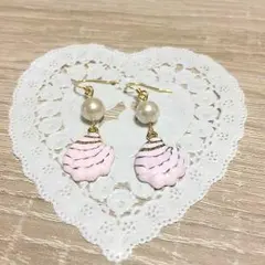 ベビーカラーシェルとコットンパールのピアス　ピンク